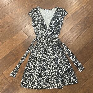 Diane Von Furstenberg Black/Cream Silk Wrap Dress. Sz 8 Fits more like a size 4!